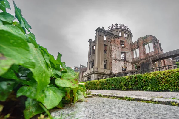 Hiroshima Bomb Dome och väg i Japan — Stockfoto