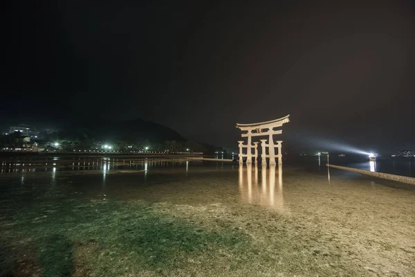 Довгою витримкою в при Іцукусіма вночі — стокове фото