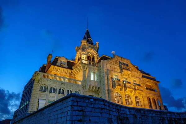 Námořnictvo budování za soumraku v Cascais — Stock fotografie