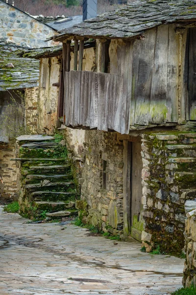 Старый антикварный дом с деревянным балконом и каменной лестницей — стоковое фото