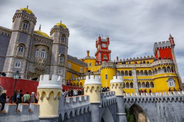 Sintra, Portekiz - 5 Nisan 2018: majestic Palace da Pena Sintra, Portekiz'de tanımlanamayan turist ziyaret