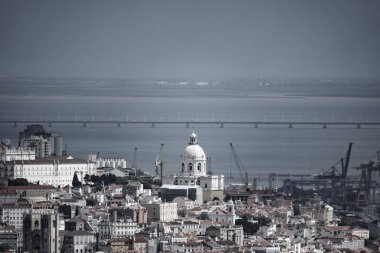 Lizbon Katedrali, pantheon ve Vasco da Gama Köprüsü ile