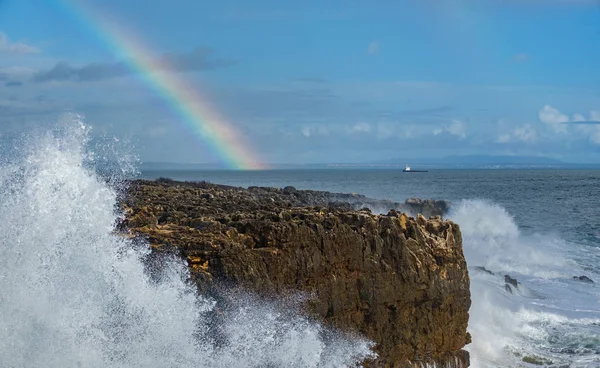 Vagues sauvages se brisant sur une falaise avec arc-en-ciel, océan Atlantique — Photo