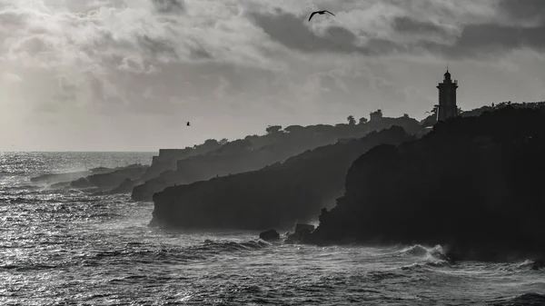 Sheer coastline with lighthouse — Stock Photo, Image