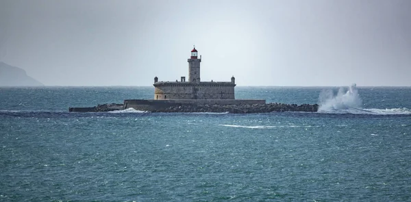 Fort v oceánu s lámajících se vln — Stock fotografie