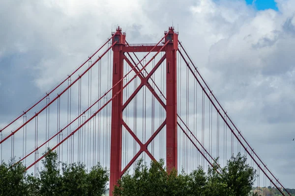 Puente colgante rojo — Foto de Stock