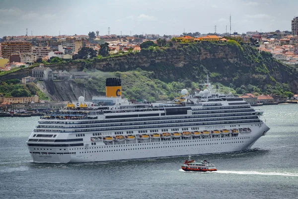 Costa favolosa crociera con barca in avvicinamento nel fiume Tago — Foto Stock