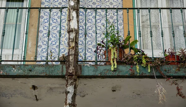 In de kolom oud gebroken gevel en balkon Stockfoto