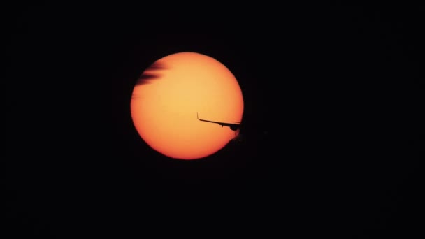 Jet plane landing with sun behind it, uhd version — Stock Video