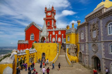 Sintra, Portekiz - 5 Nisan 2018: majestic Palace da Pena Sintra, Portekiz'de tanımlanamayan turist ziyaret
