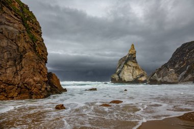 Praia da Ursa fırtına altında