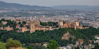 Granada şehir ve Alhambra günbatımı