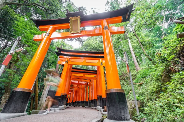 Torii portões com turística turva — Fotografia de Stock