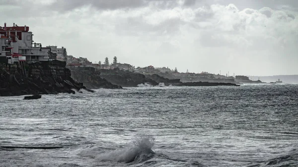 Steile kust in Portugal met de Atlantische Oceaan — Stockfoto