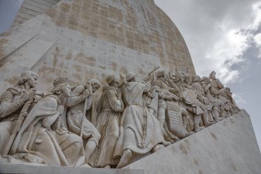 Lisbon, Portekiz - 4 Nisan 2018: Monumento aos Descobrimentos gökyüzüne Lizbon, Portekiz