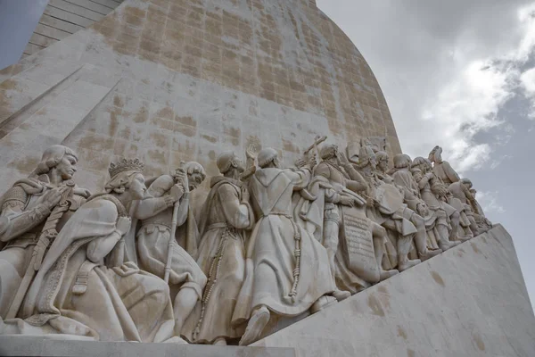 LISBONNE, PORTUGAL - 4 AVRIL 2018 : Monumento aos Descobrimentos au ciel à Lisbonne, Portugal — Photo