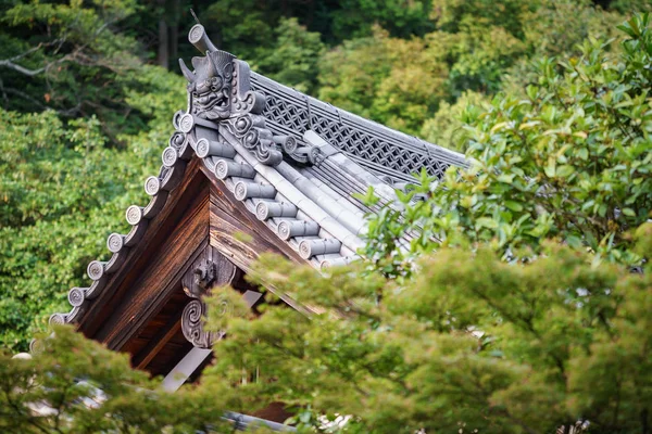 Giapponese tetto decorato sopra gli alberi — Foto Stock
