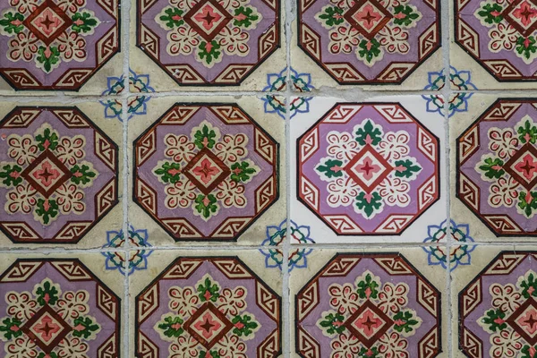 Restauração de azulejos com idade diferente — Fotografia de Stock