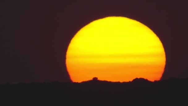 Puesta de sol sobre las colinas — Vídeo de stock