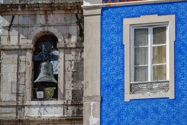 Casa colorata con finestra e belfy sullo sfondo — Foto Stock