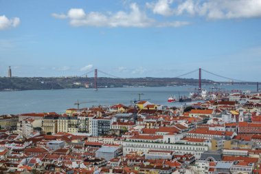 Lizbon ve Tagus Nehri üzerinde 25 Nisan köprü