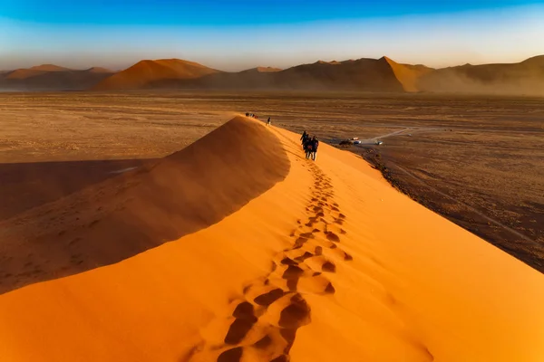 Enorma sanddyner och turister — Stockfoto