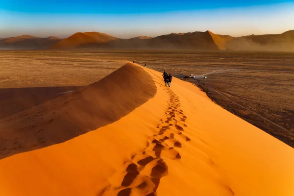 Büyük dune ve turist — Stok fotoğraf