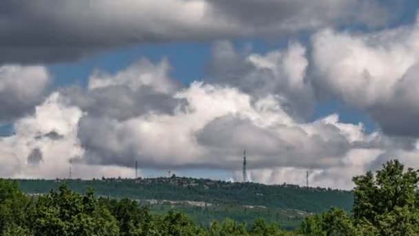 Caducidad de las nubes sobre las torres de comunicación de montaña — Vídeos de Stock