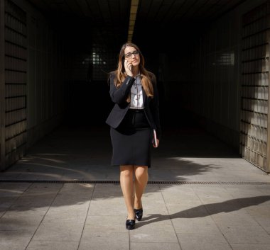 Telefonla konuşurken kadın çıkış metro tüneli