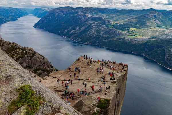 Preikestolen, pulpito di roccia con molti turisti, vista dall'alto — Foto Stock
