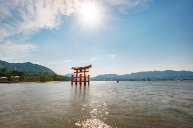 Yüksek gelgit ve güneş ele Miyajima yakın kapısı