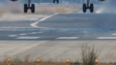 Jet uçak iniş takımı pist üzerinde detay
