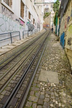 Lavra Asansör rayları ile artan bir kişi