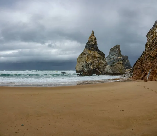 Praia da Ursa plaj kum ve fırtınalı bulutlar ile — Stok fotoğraf