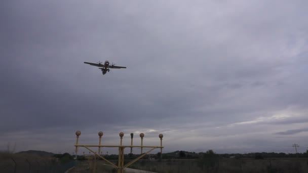 Propeller vliegtuig landing in super slow motion — Stockvideo