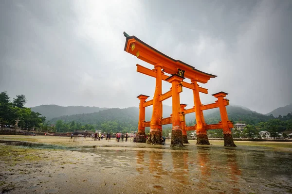 Miyajima Floating Torii gate on low tide — Stock Photo, Image