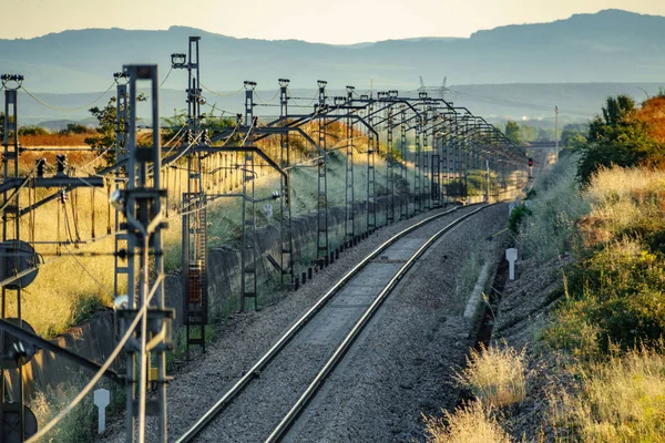 Perfil Vista Linha Trem Com Muitos Cabos Entardecer Com Montanhas — Fotografia de Stock