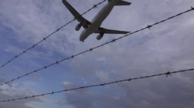Korkuluk arkasında süper yavaş çekimde açılış jet