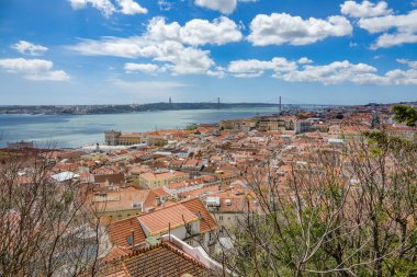 25 Nisan Köprüsü, Tagus Nehri ve Lizbon