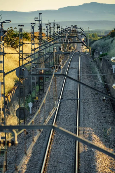 Vista superior da linha de trem com muitos cabos, composição vertical — Fotografia de Stock