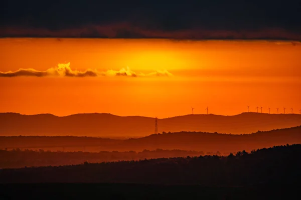 オレンジ色と山層とぼやけ日の出 — ストック写真