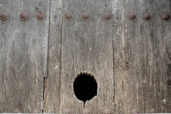 Kediler için delik ile eski ahşap kapı — Stok fotoğraf