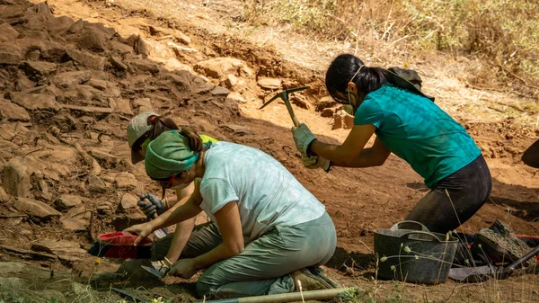 Arqueólogo mulheres que trabalham no forte antigo, Zamora — Fotografia de Stock