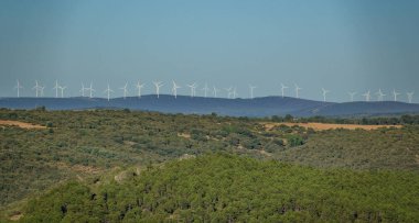 Ufuk mavi gökyüzü karşı'daki yel değirmenleri