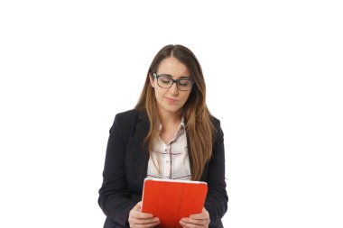 Kadın beyaz Tablet PC'de okuma