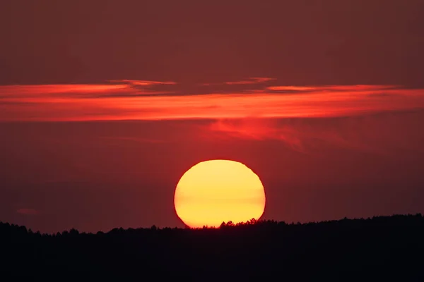 Salida del sol sobre la montaña con nubes, alto contraste — Foto de Stock