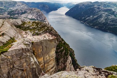 Preikestolen, turistler ve fiyort ile etkileyici Müezzin Kayası