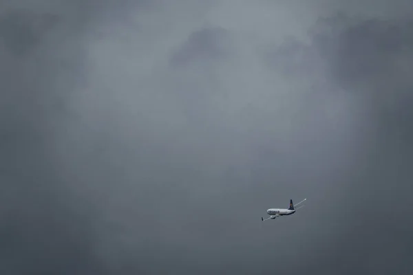 Avion Ryanair tournant avec des nuages sombres — Photo