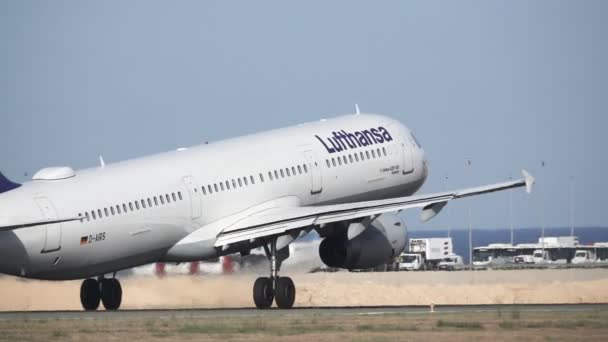 Самолет Lufthansa Airbus a321 взлетает в замедленной съемке — стоковое видео