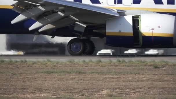 Деталь двигателя и колес самолета при посадке — стоковое видео
